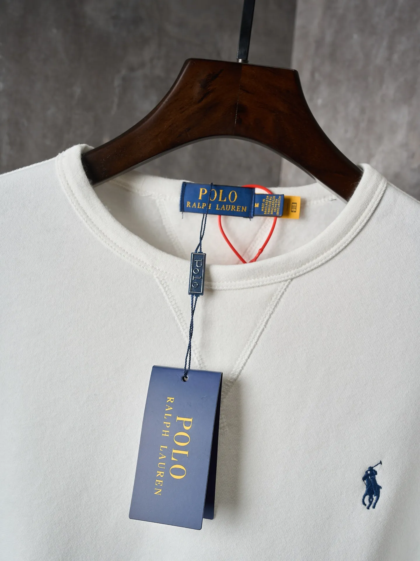 P290 Actual auction】Ralph Lauren/Ralph Lauren solid color pony logo embroidered round neck sweatshirt (white) [Ready stock] S M L XL custom cloud-like honey cotton fleece sweatshirt material with delicate feel and comfortable skin fit. Dressed in pure white, it exudes an innate elegance. The exquisite indigo pony logo is embellished. It is highly recognizable. It has an atmosphere of freedom and vitality. A symphony of pure and smart colors. Use extreme simplicity to outline high-end silhouettes, become the smart focus of vision, and show taste in silence. Use imported machine embroidery technology. Use advanced computer control systems and precision mechanical components to achieve the iconic pony embroidery operation. High precision. The lines are smooth and delicate. Adopt Hasuo technology and use specific machines to sew. Hasuo has high fastness and adds visual effects. It is time-consuming and labor-intensive. The fabrics have been washed and have a better texture. They are not easy to deform and are not easy to shrink. Not easy to fade, maintain long-term beauty, and fit well.